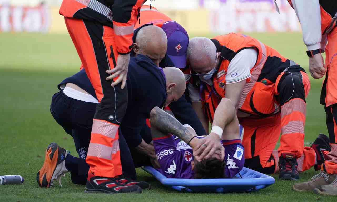 Castrovilli in barella durante Fiorentina-Venezia