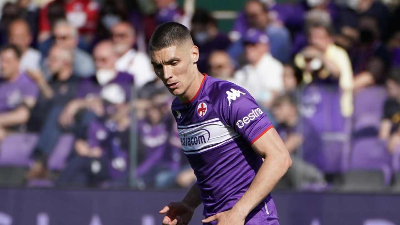 Milenkovic corre e guarda a terra Fiorentina