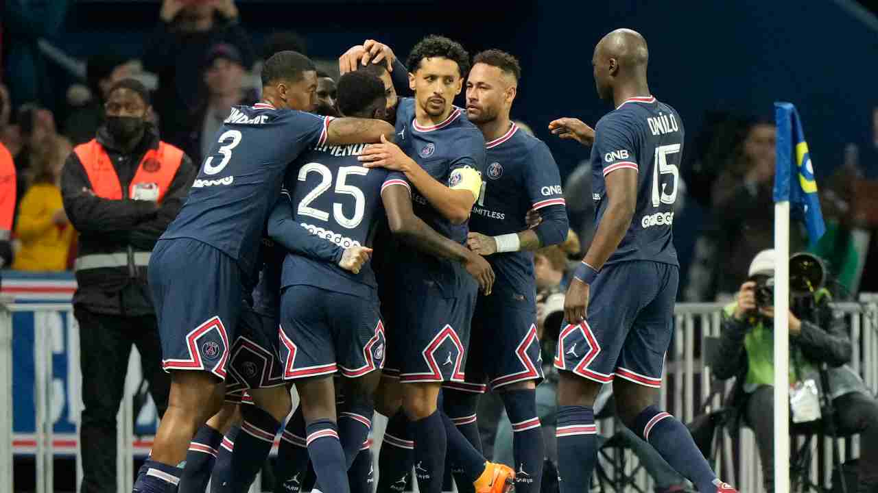 Giocatori PSG si abbracciano