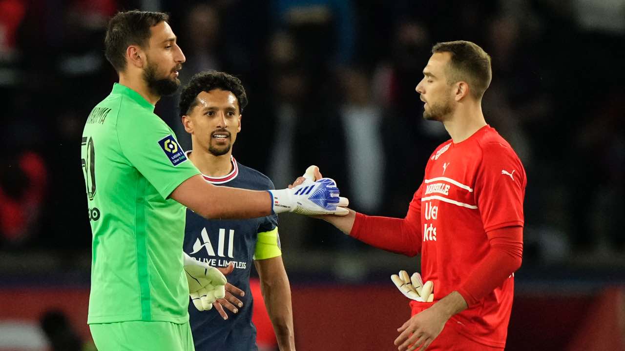 Donnarumma stringe la mano