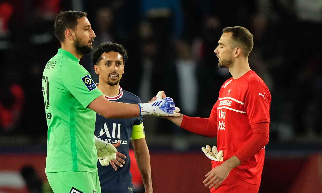 Donnarumma stringe la mano a Pau Lopez