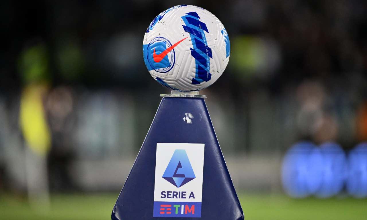 Il pallone della Serie A esposto prima del match
