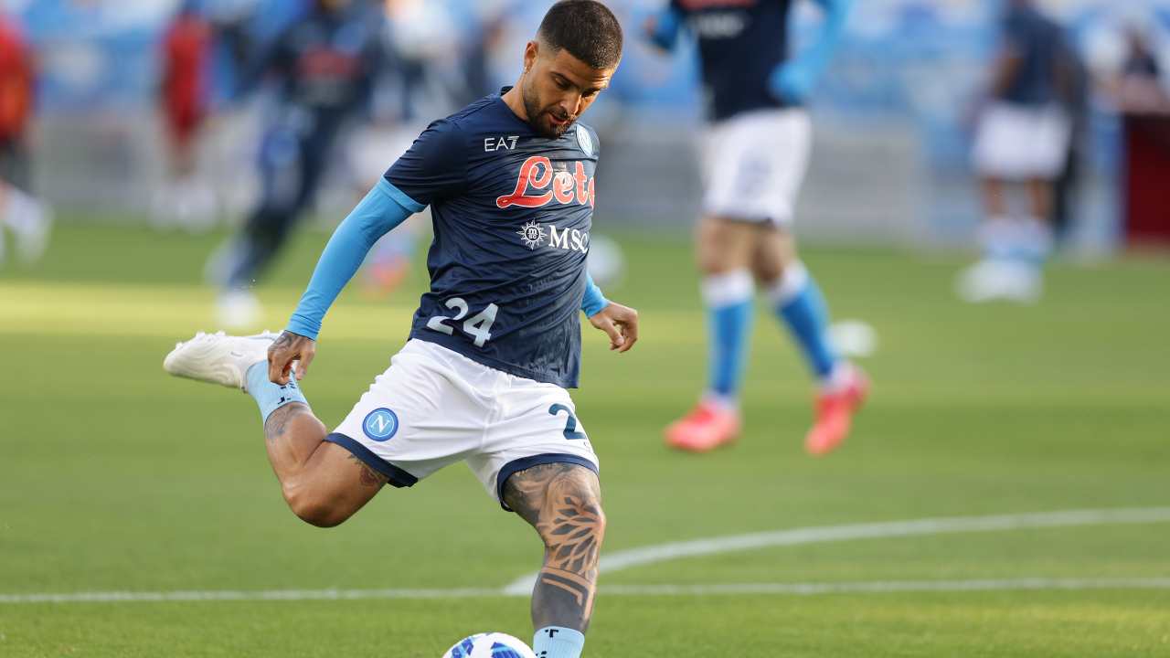 Insigne calcia il pallone Napoli