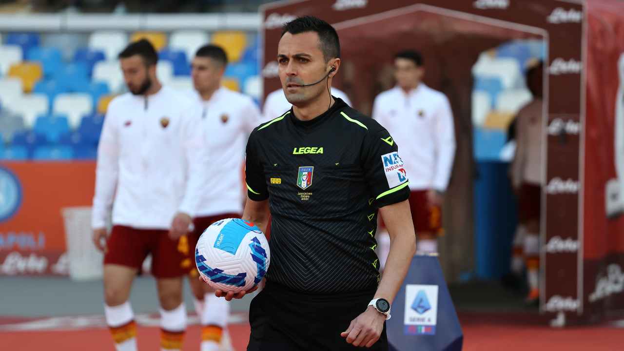 Di Bello entra in campo con la palla Napoli-Roma