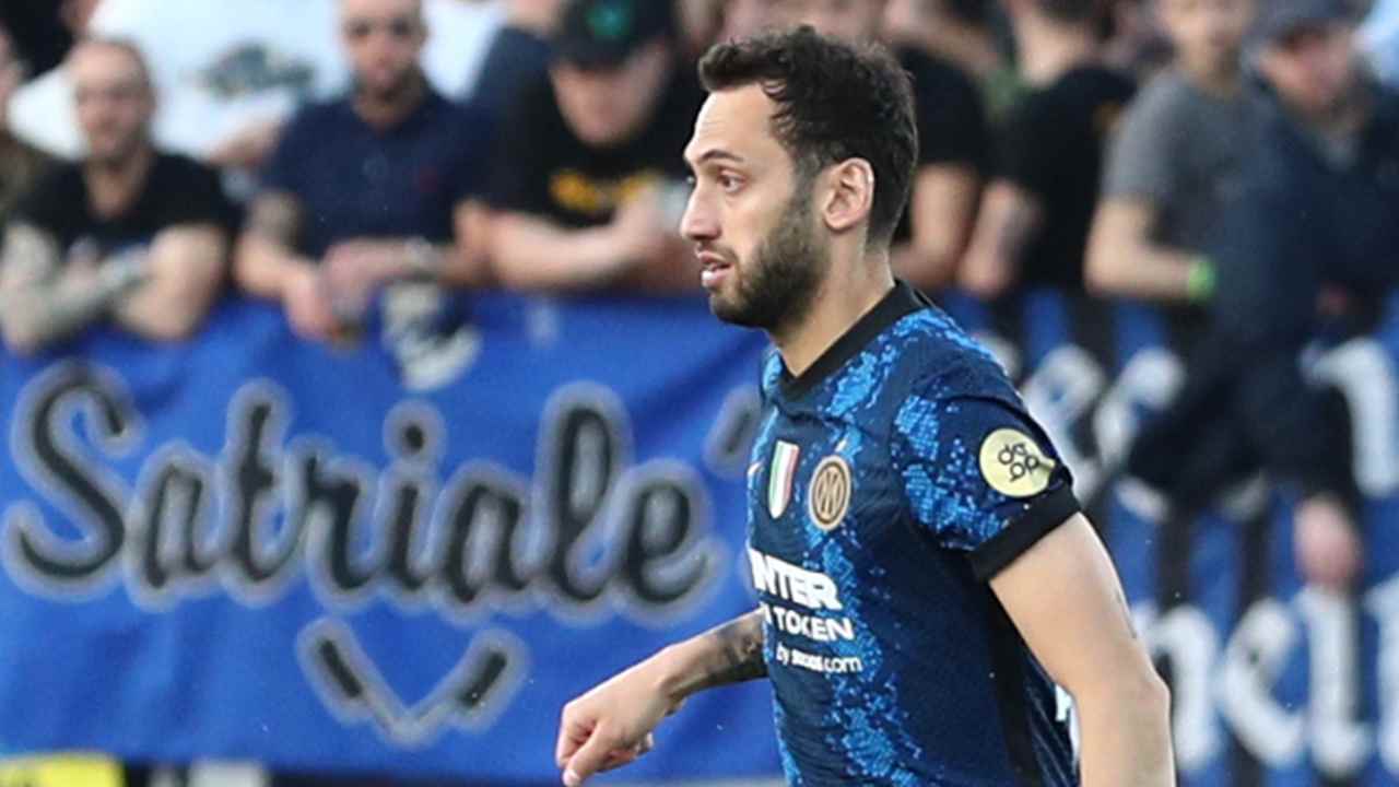 Calhanoglu in campo con l'Inter