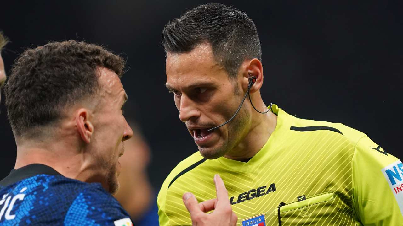 L'arbitro Mariani e Perisic discutono