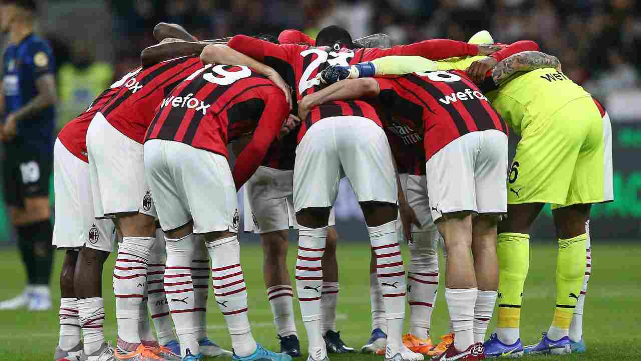 Giocatori Milan si abbracciano in gruppo 