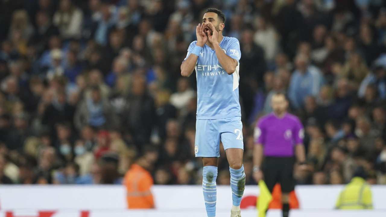 Riyad Mahrez urla in campo verso i compagni Manchester City