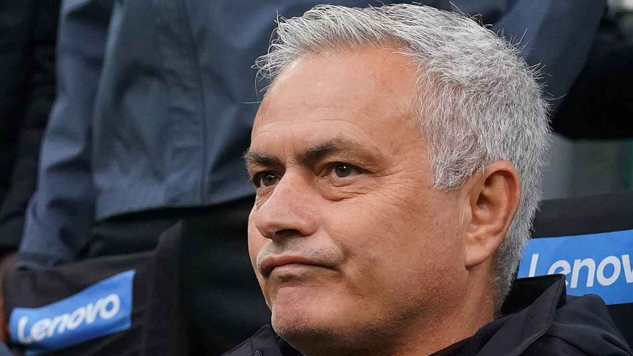 Josè Mourinho pensieroso