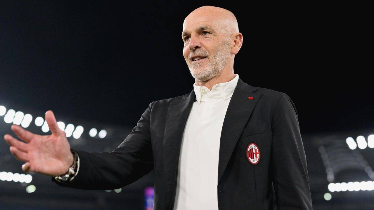 Stefano Pioli stringe la mano