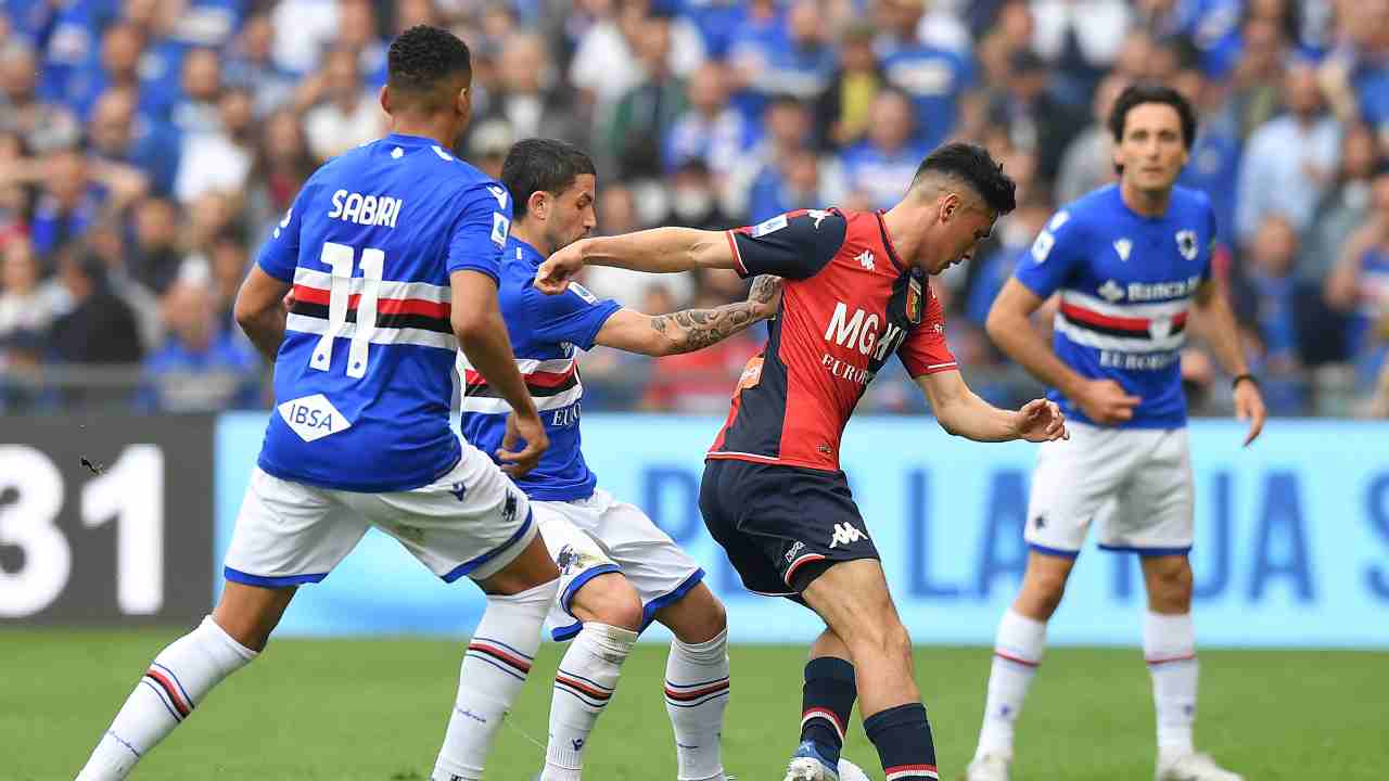 Sampdoria-Genoa giocatori verso la palla