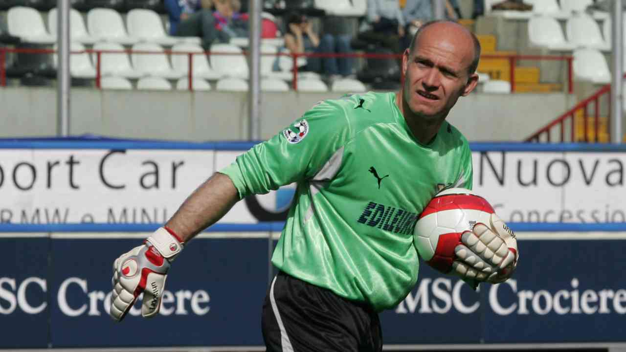 Ballotta con il pallone in mano