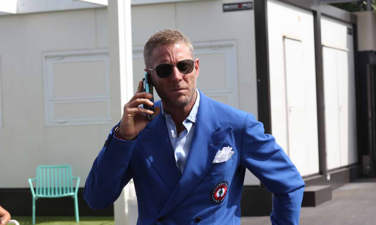 Lapo Elkann al telefono