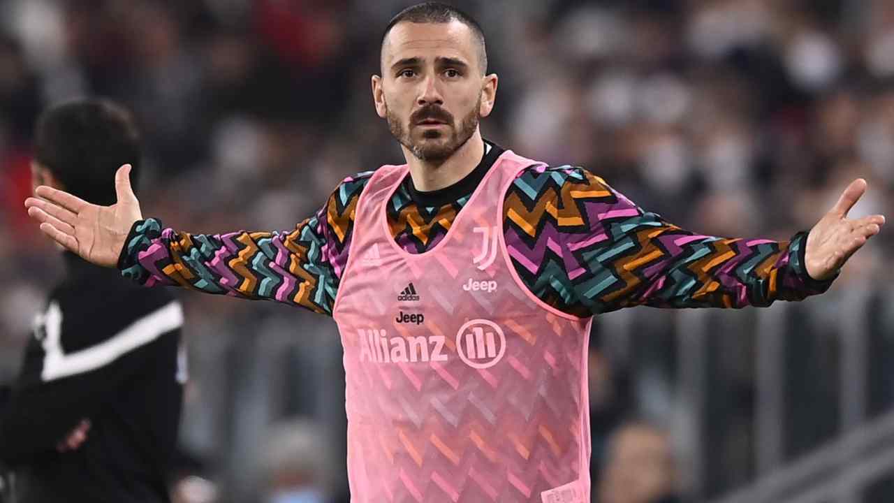 Bonucci allarga le braccia