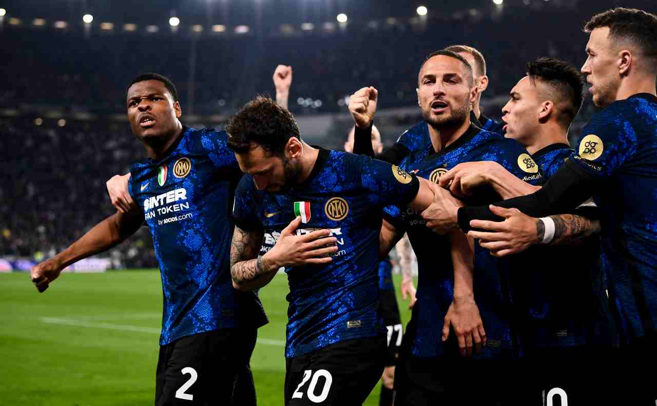 Juventus-Inter, l'esultanza di Calhanoglu con i compagni