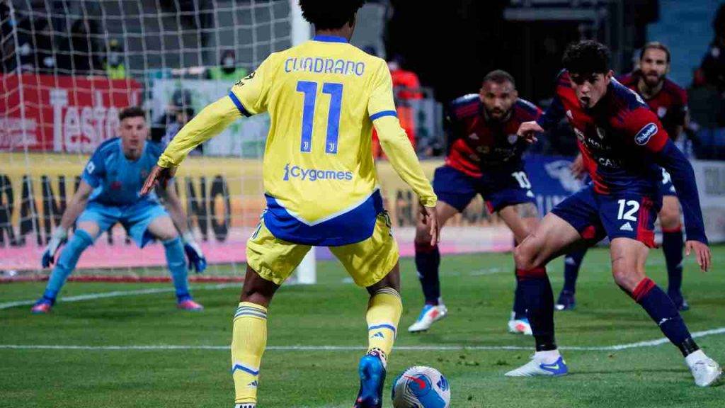 Cuadrado della Juve sfida la difesa del Cagliari