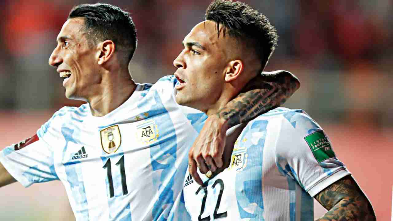 Di Maria e Lautaro Martinez abbracciati