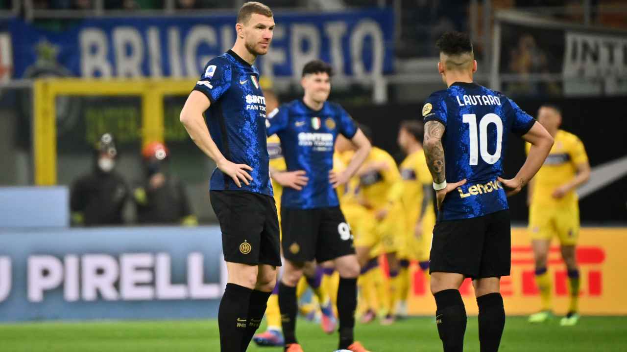 Dzeko e Lautaro Martinez con le mani sui fianchi