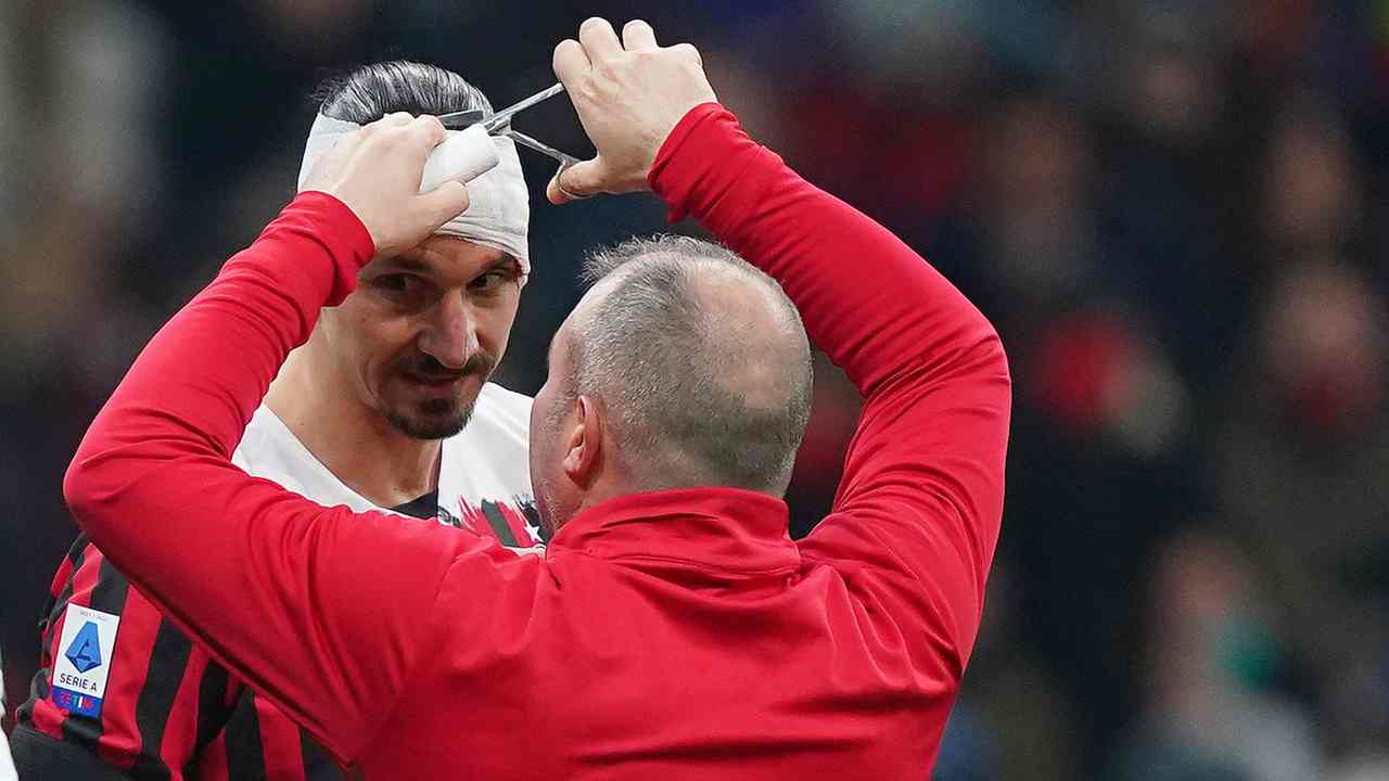 Ibrahimovic riceve le cure a bordocampo