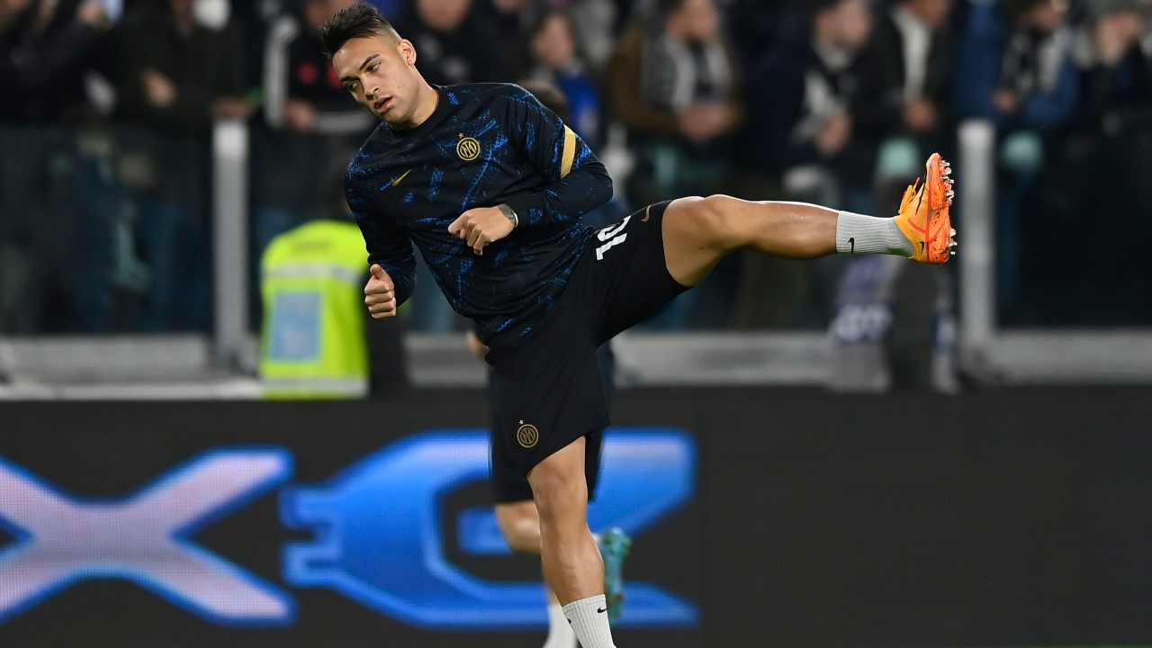 Lautaro Martinez durante il riscaldamento