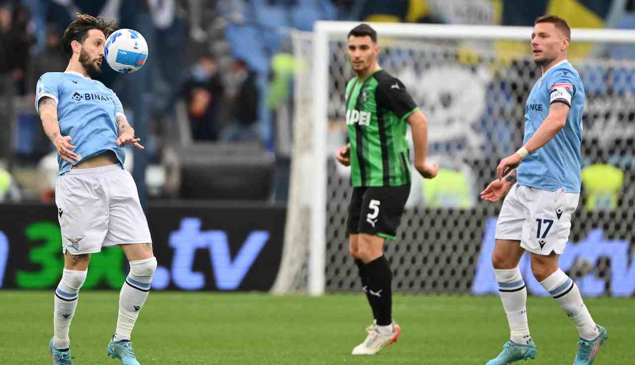 Luis Alberto controlla il pallone