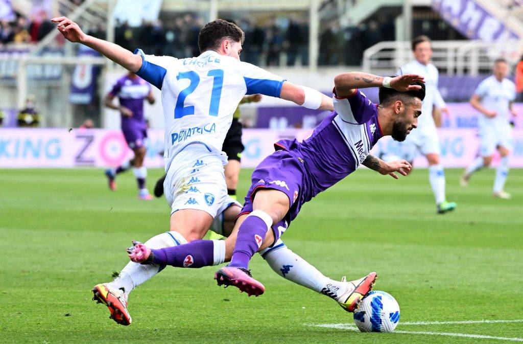Fiorentina-Empoli, Gonzalez contrastato da Cacace