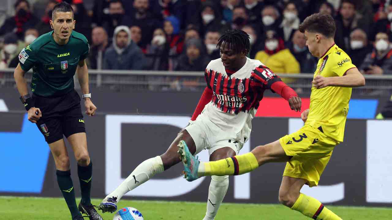 Leao corre verso il pallone Milan