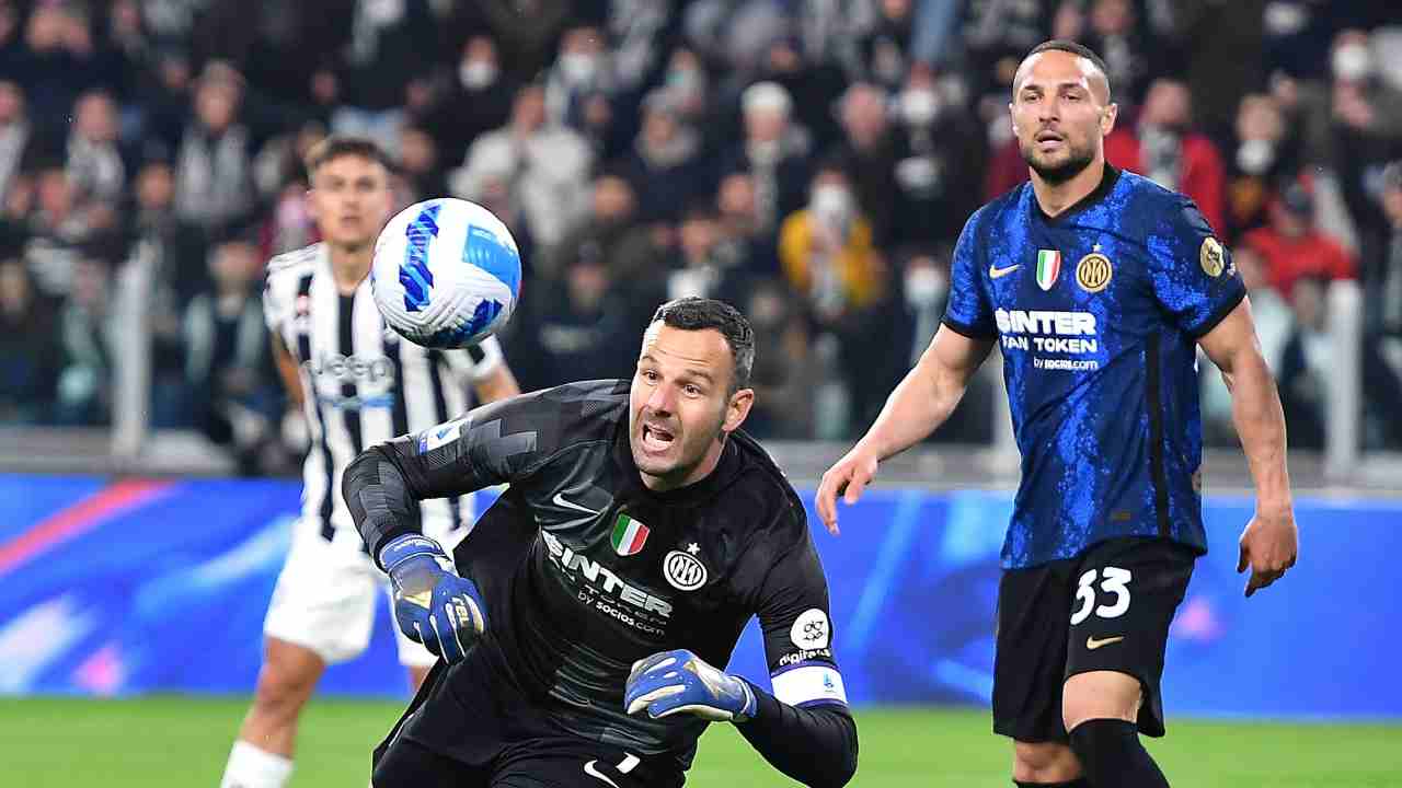 Handanovic si lancia per parare Inter