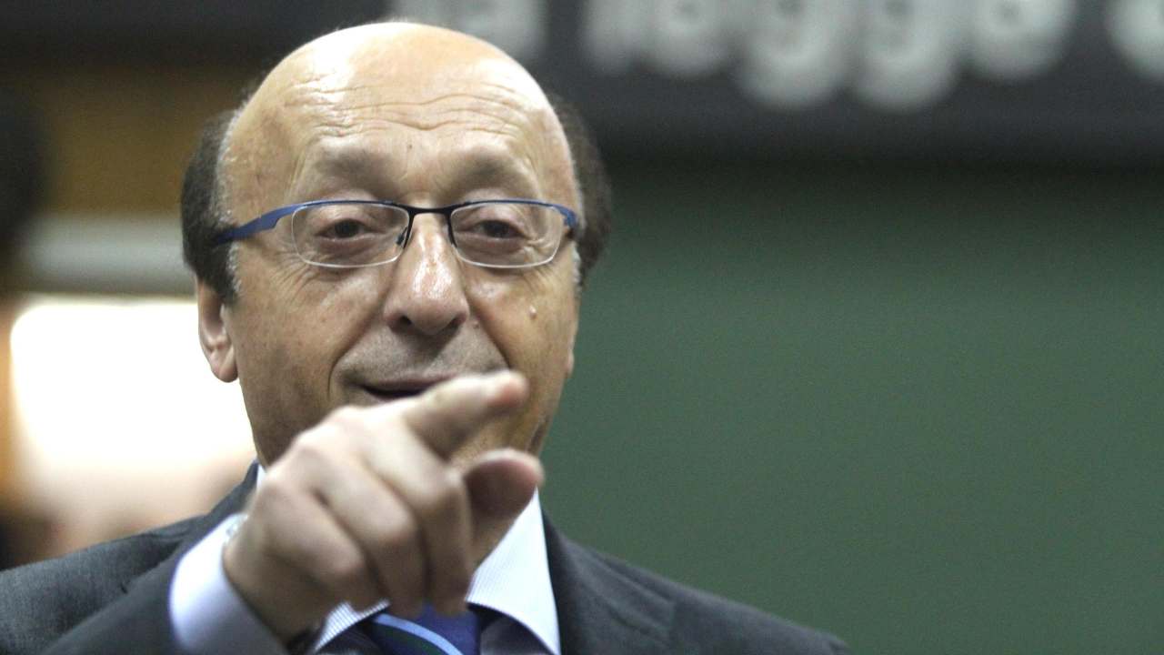 Moggi indica con la mano