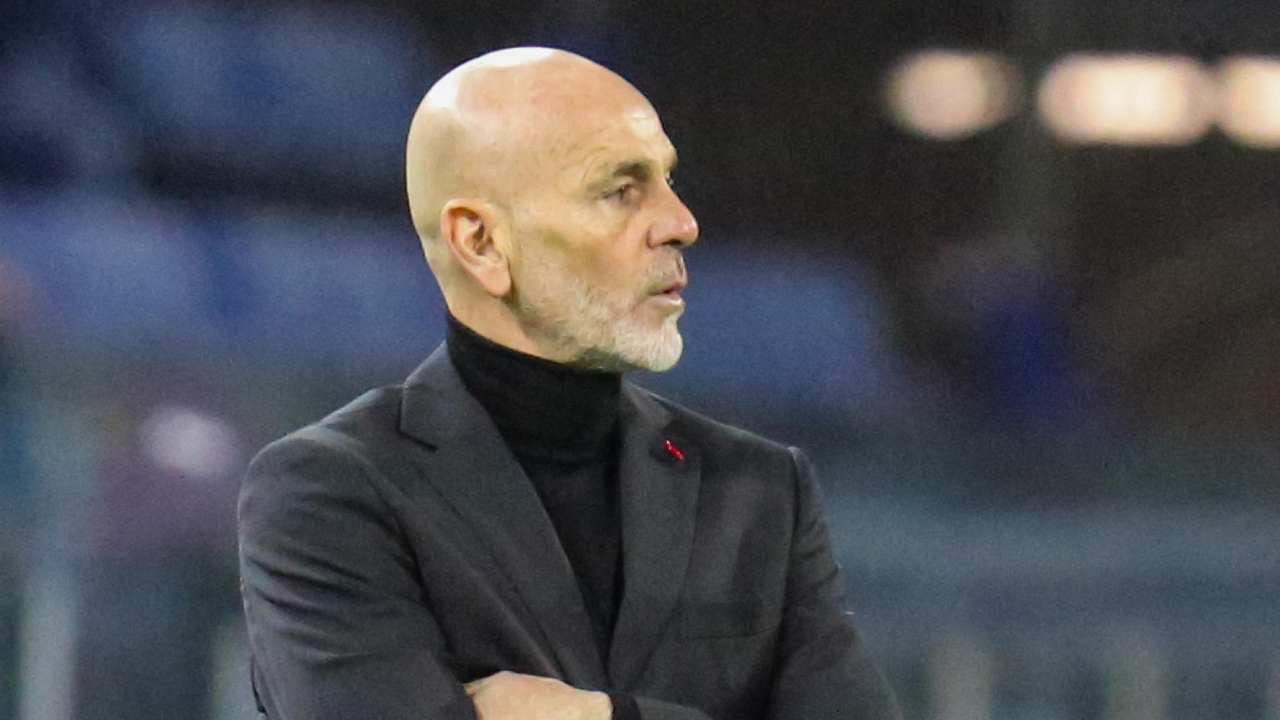 Pioli amareggiato con le braccia incrociate Milan