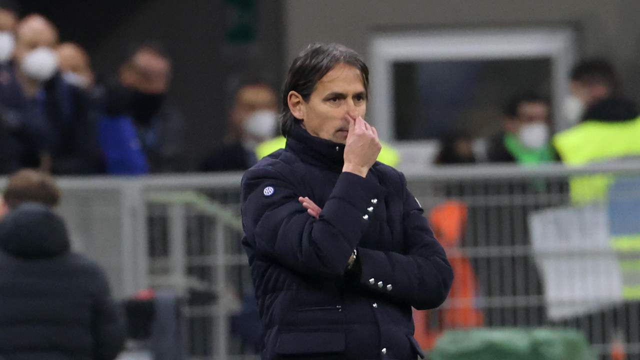 Inzaghi porta la mano sul viso Inter