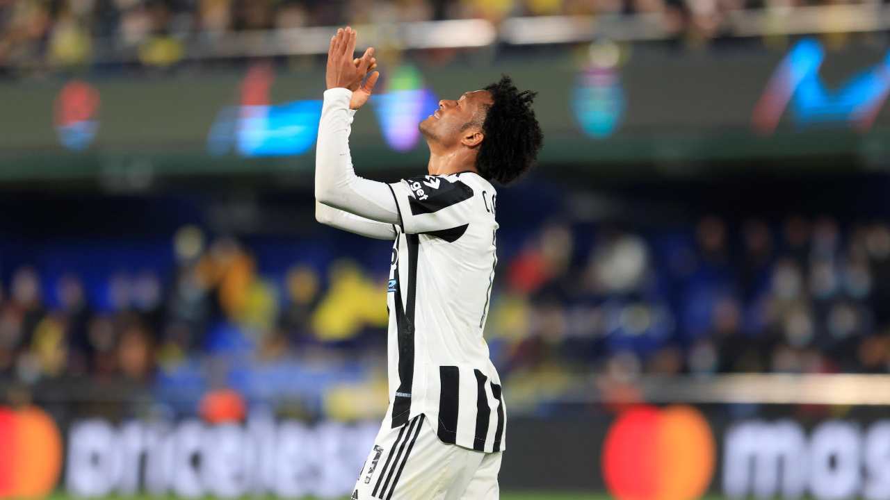 Cuadrado alza le braccia verso il cielo Juventus
