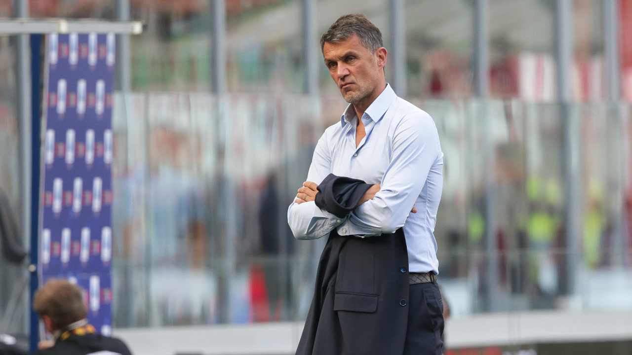 Maldini pensieroso a bordocampo Milan