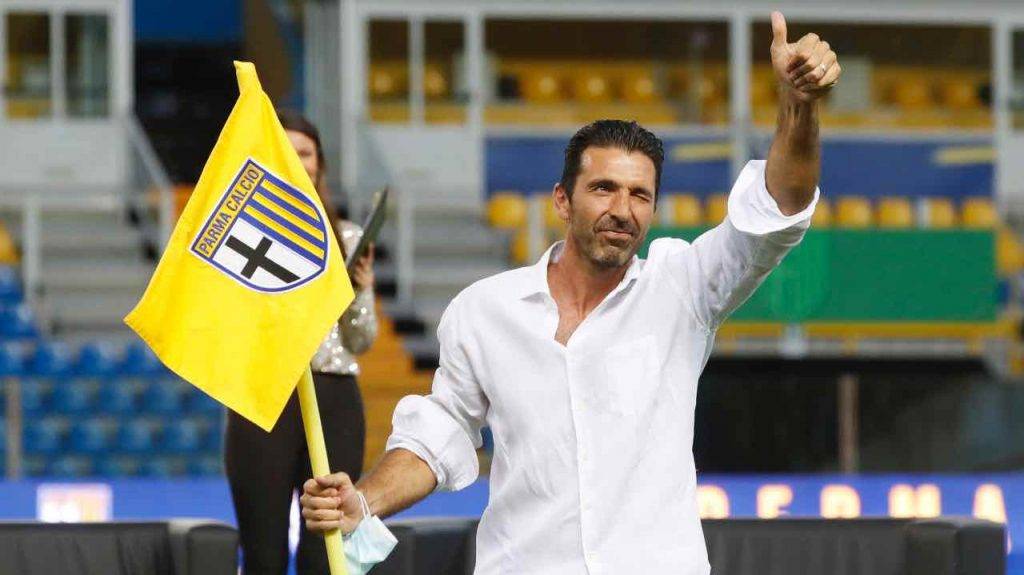 Buffon saluta i tifosi