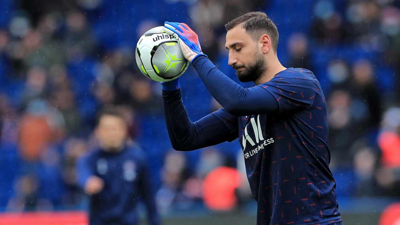 Donnarumma prende il pallone e chiude gli occhi PSG