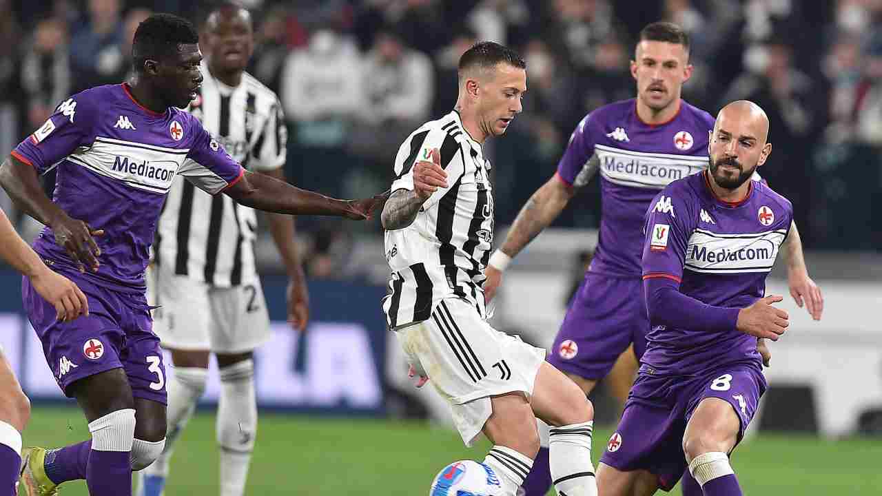 Juventus-Fiorentina Bernardeschi sul pallone