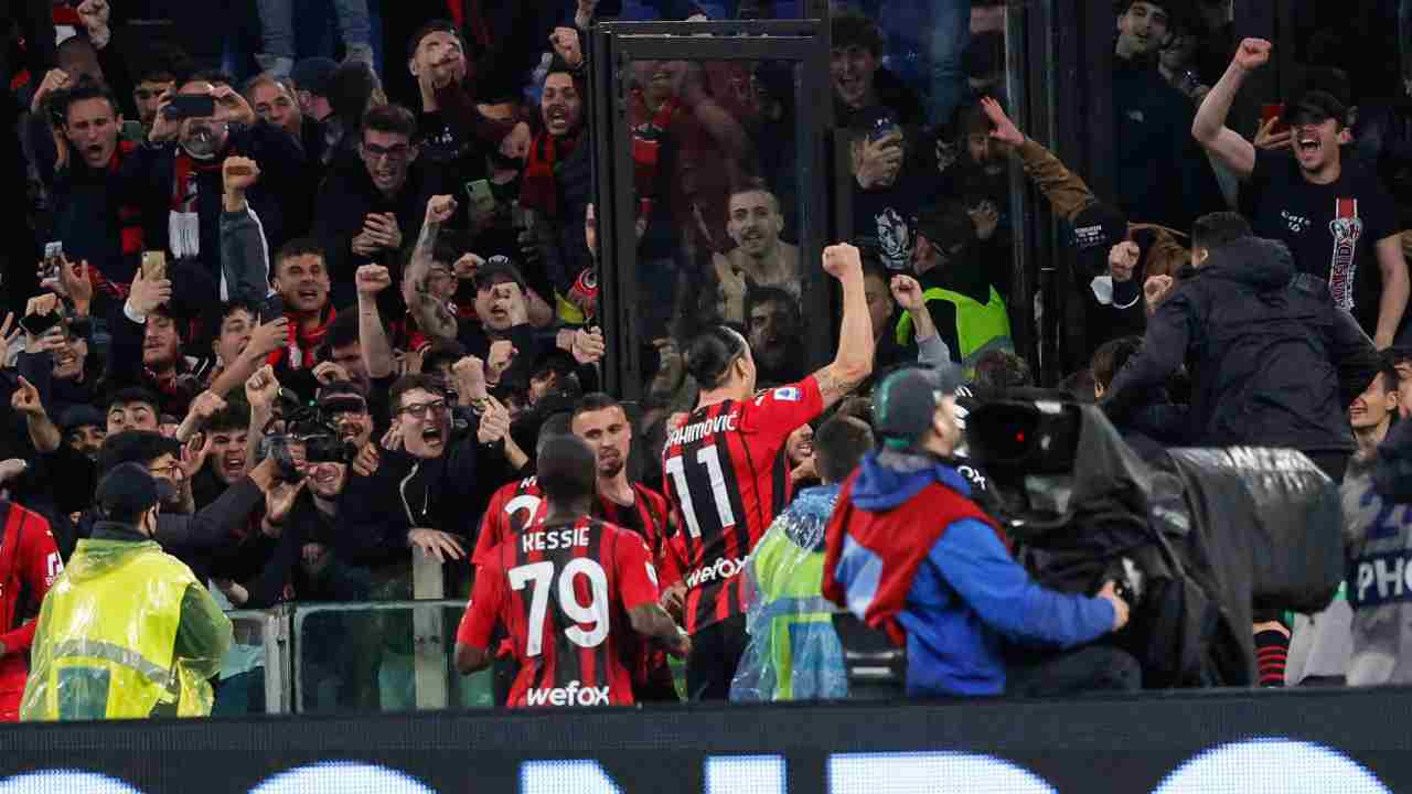 Ibrahimovic, Kessié e altri giocatori del Milan festeggiano con i tifosi