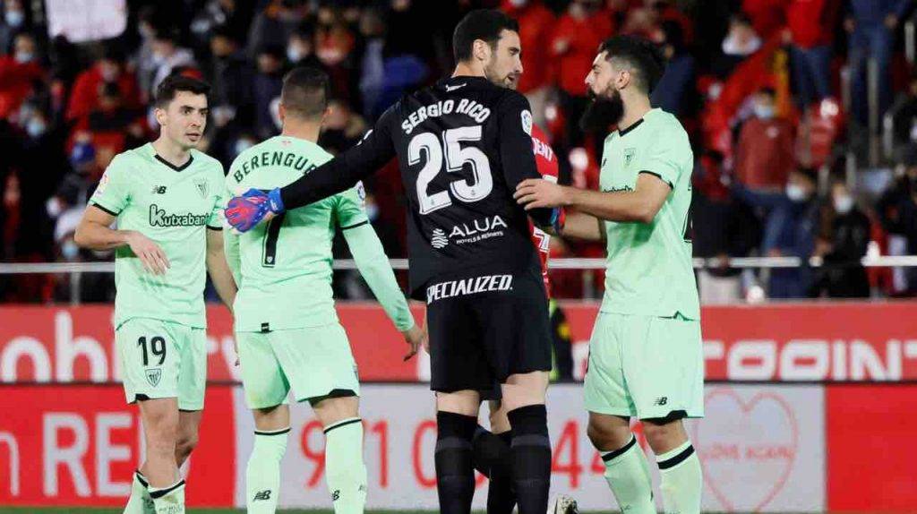 Sergio Rico festeggia in campo