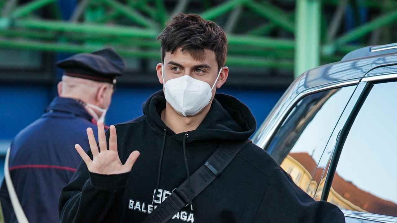 Dybala con la mascherina saluta i tifosi