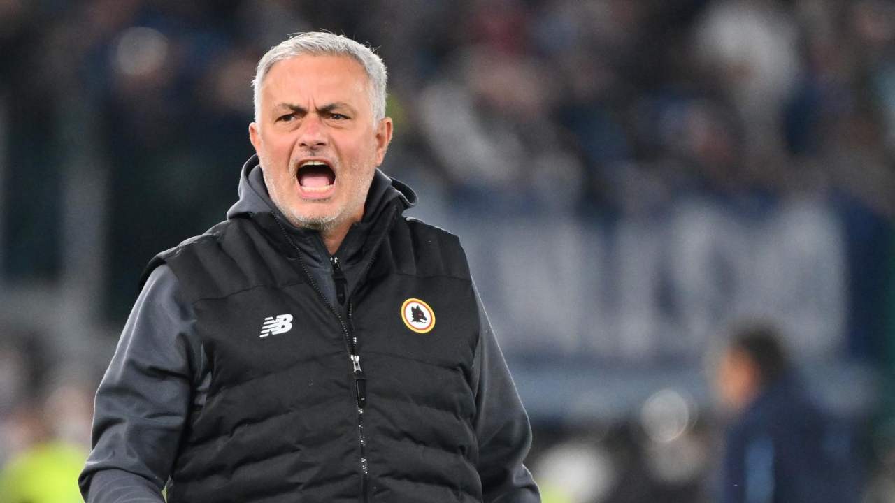 Mourinho urla in panchina