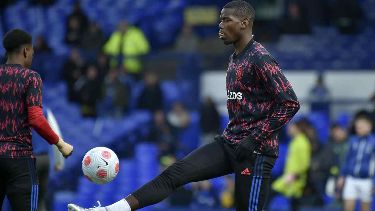 Pogba palleggia durante il riscaldamento