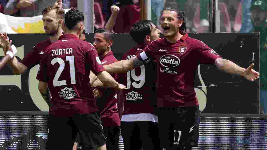 Salernitana che esulta per il gol alla Fiorentina