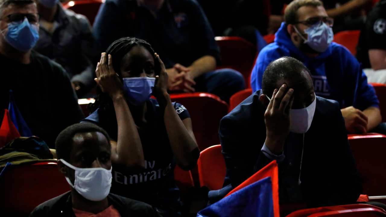 Tifosi del PSG con le mani nei capelli