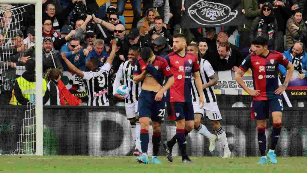 Il Cagliari durante il match contro l'Udinese