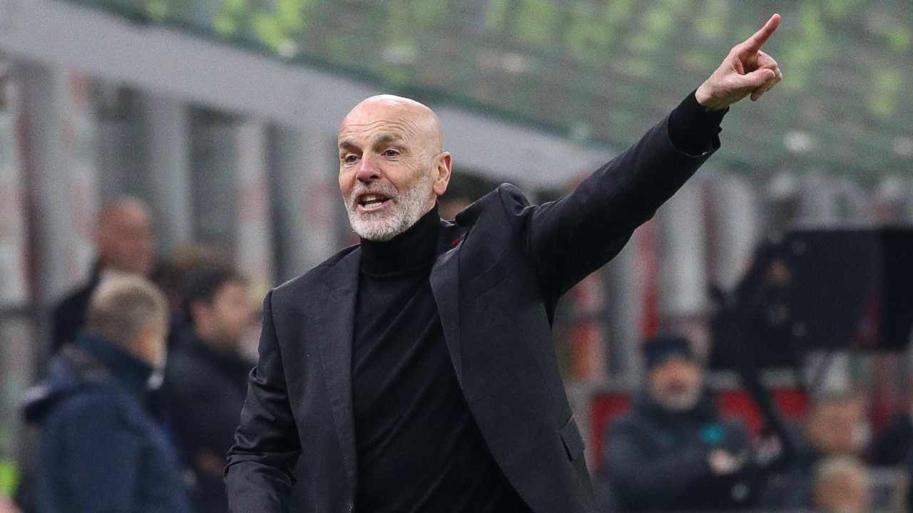 Pioli indica verso l'alto Millan