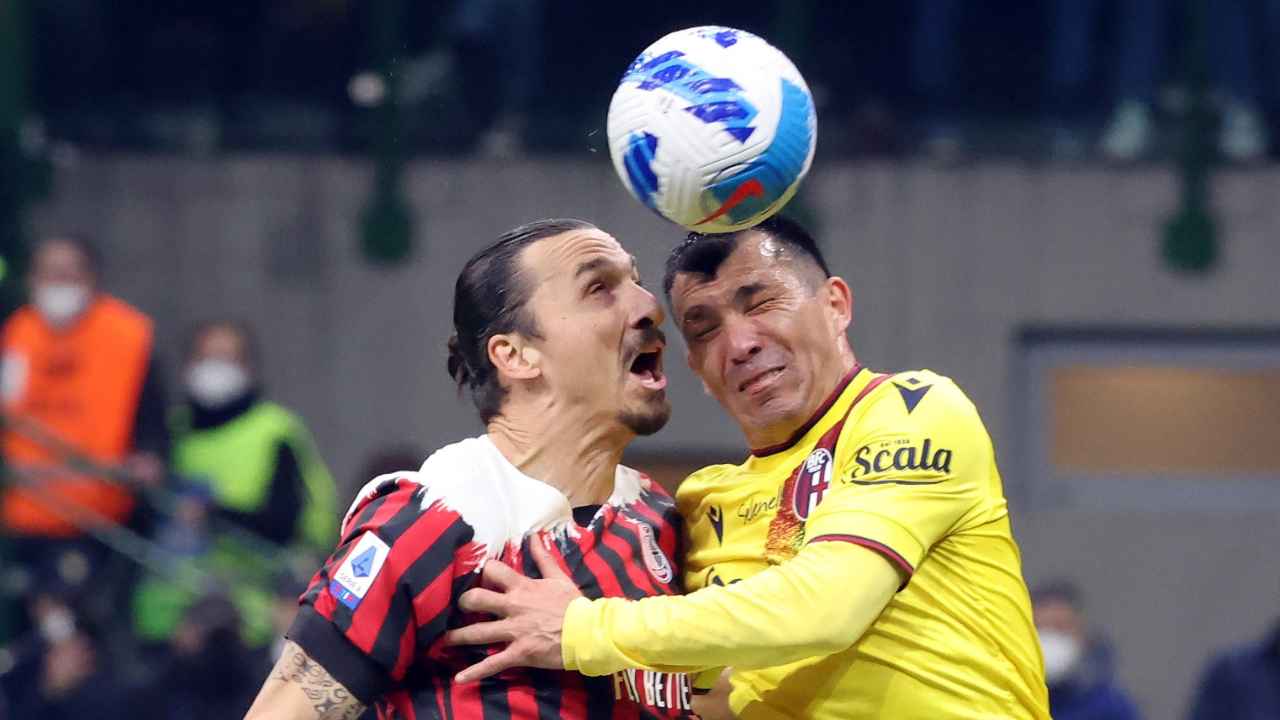 Ibrahimovic e Medel saltano verso il pallone Milan-Bologna