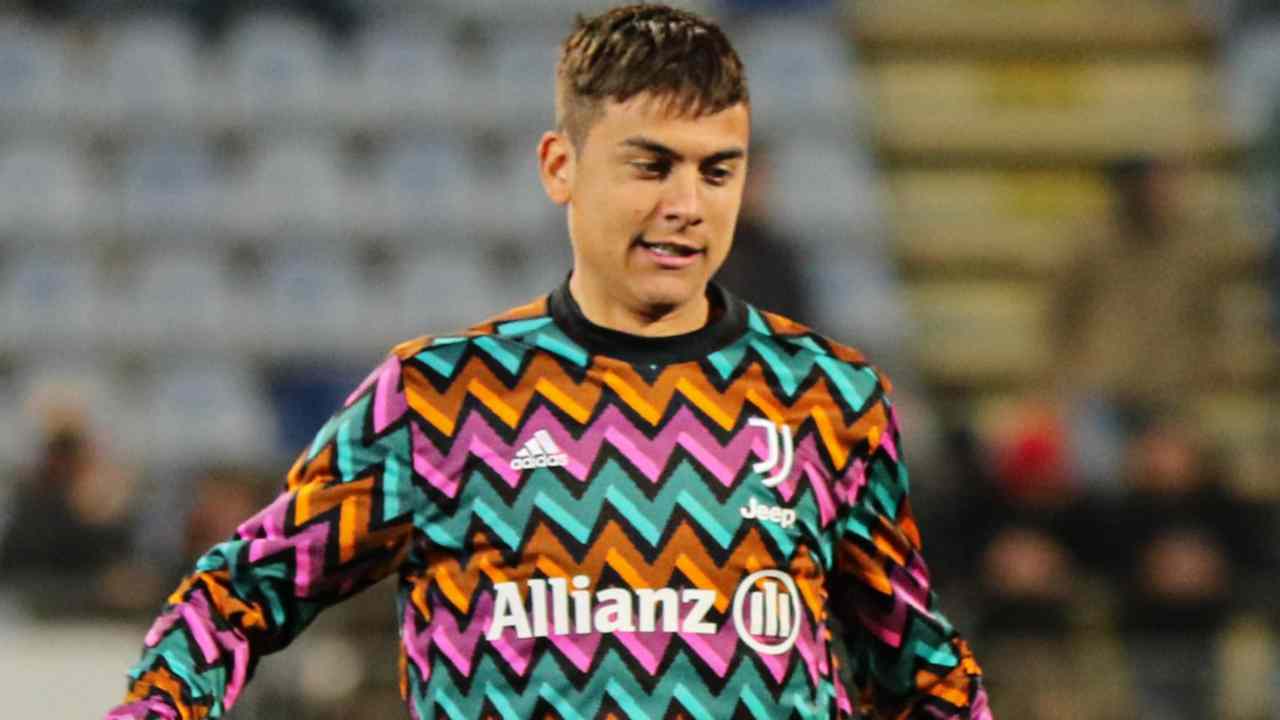 Dybala durante il riscaldamento Juventus