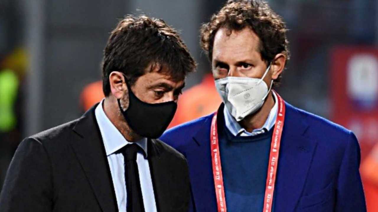 Agnelli e Elkann con le mascherine parlano tra loro Juventus