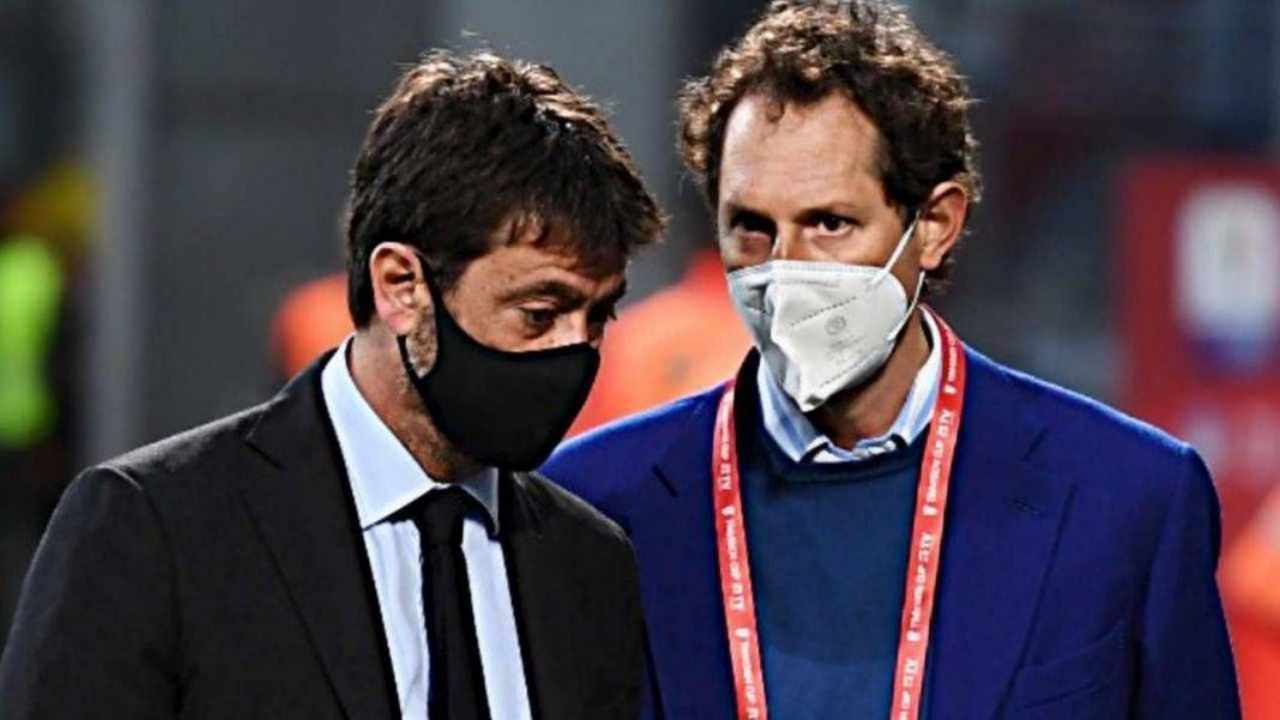 Agnelli e Elkann con la mascherinaparlano tra loro Juventus