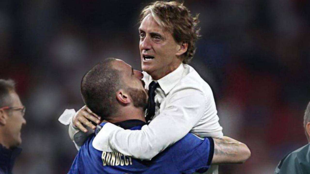 Mancini abbraccia Bonucci esultando 